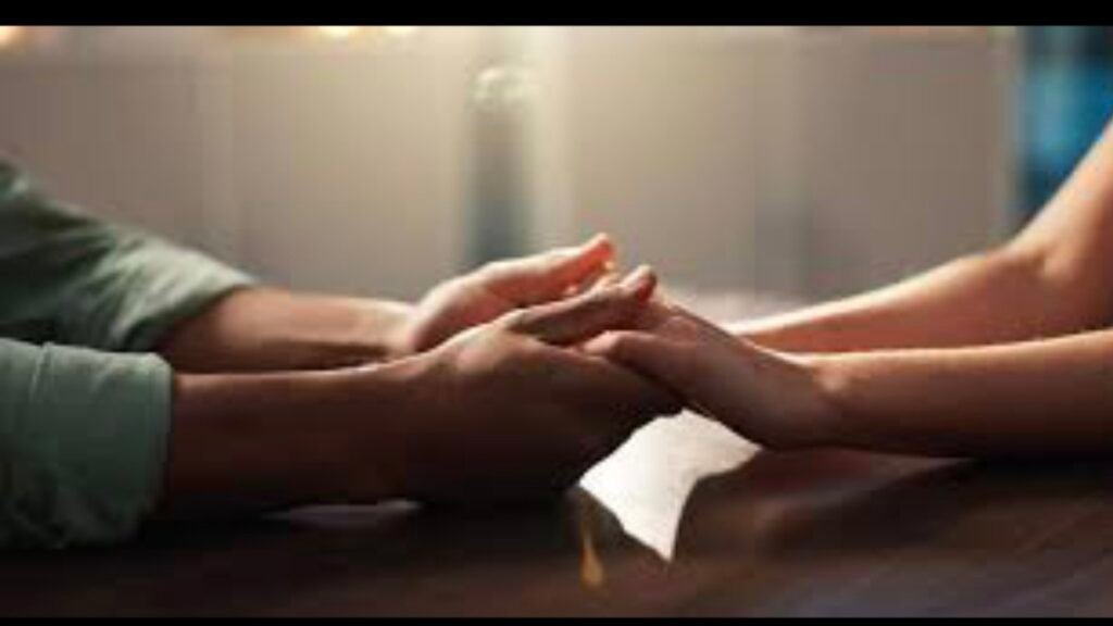 شخصان يحاولان إصلاح العلاقة بعد الانفصال العاطفي