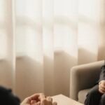 كيف تبدأ إعادة التواصل بعد الانفصال؟ خبير التوجيه العاطفي